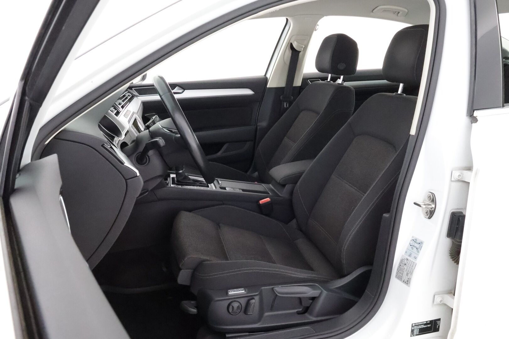 Volkswagen Passat 2017 Sedan Comfortline 1,4 TSI 92 kW (125 hv) DSG-automaatti * Lohko & Sisäpistoke / Ergocomfort / LED / Peruutustutkat / Vakkari