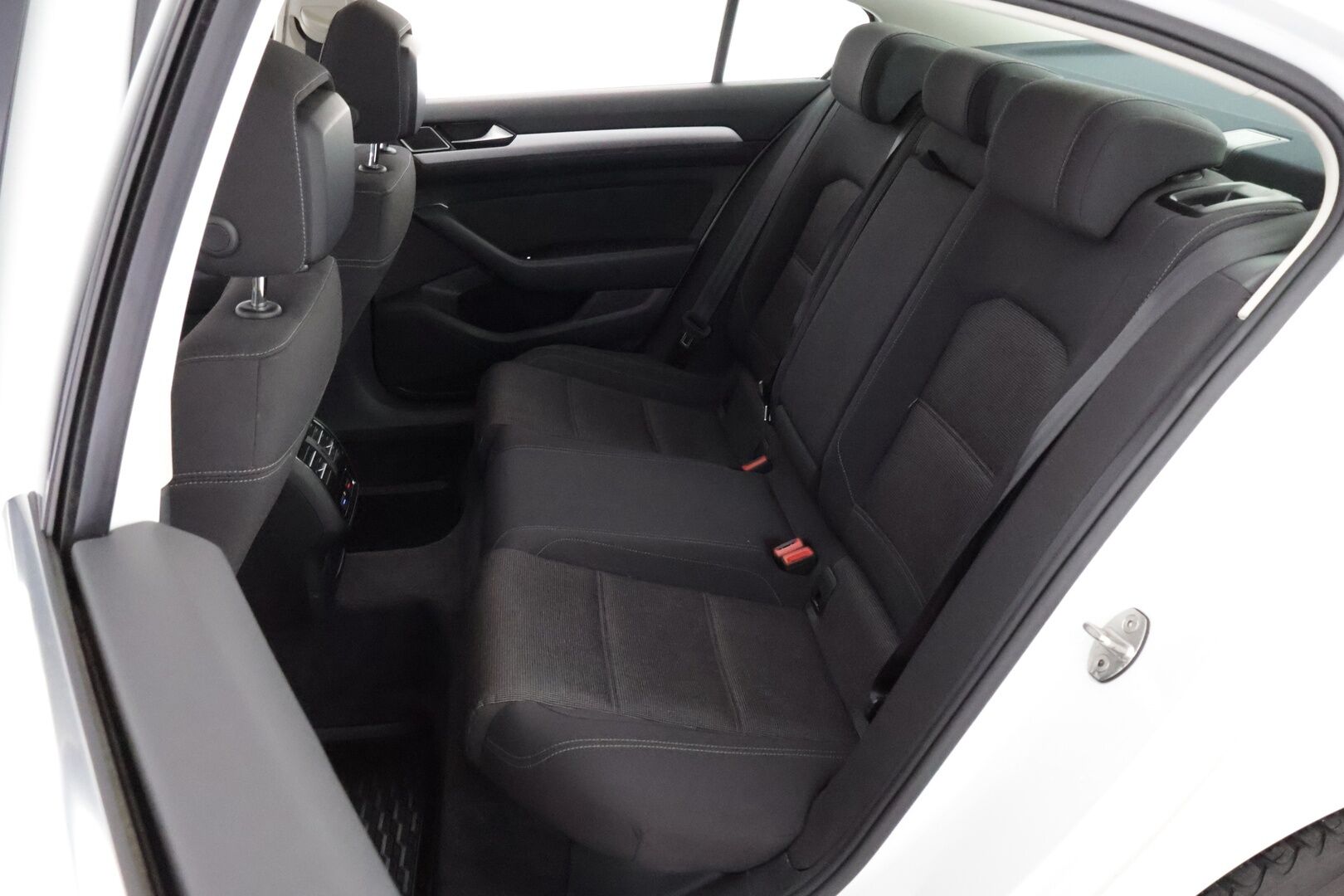 Volkswagen Passat 2017 Sedan Comfortline 1,4 TSI 92 kW (125 hv) DSG-automaatti * Lohko & Sisäpistoke / Ergocomfort / LED / Peruutustutkat / Vakkari