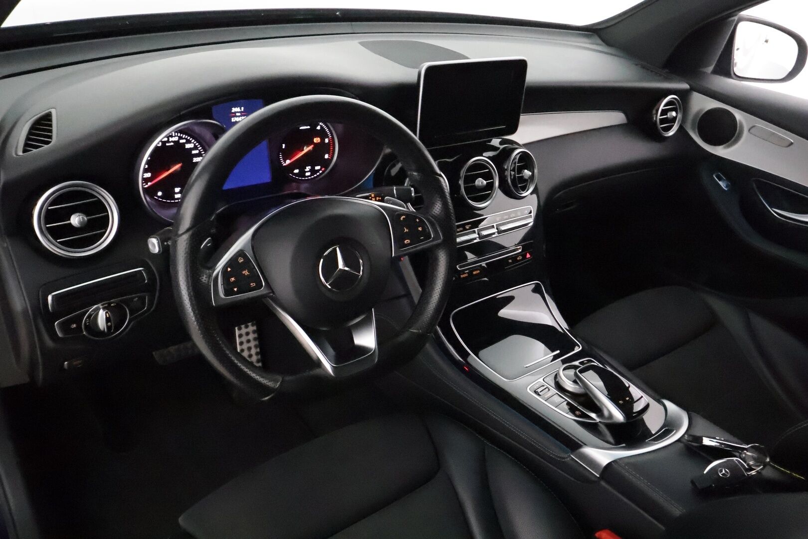 Mercedes-Benz GLC 2017 220 d Coupé 4Matic A Premium Business AMG - Suomiauto / Peruutuskamera / Nahka-Alcantara / Vetokoukku / ILS LED / 2x Hyvät renkaat aluvantein!