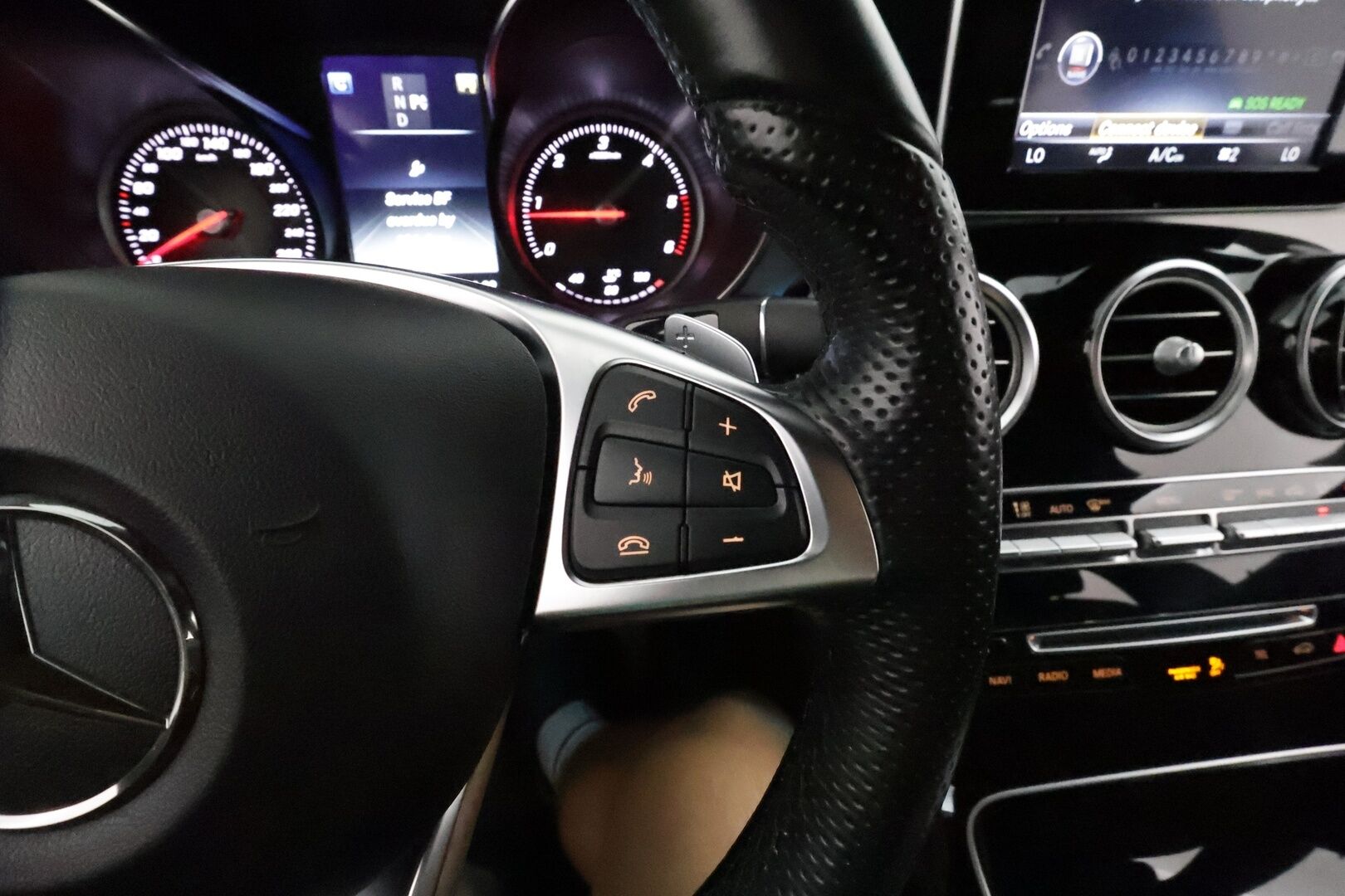 Mercedes-Benz GLC 2017 220 d Coupé 4Matic A Premium Business AMG - Suomiauto / Peruutuskamera / Nahka-Alcantara / Vetokoukku / ILS LED / 2x Hyvät renkaat aluvantein!