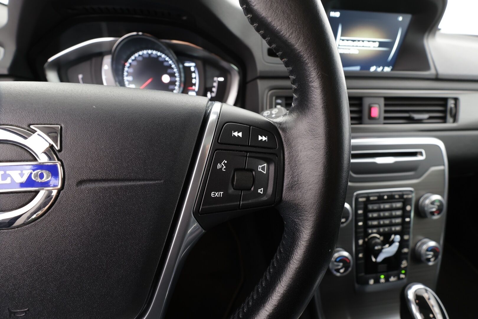 Volvo XC70 2016 D4 AWD Classic Summum aut * ACC / P.tutkat / Navi / Aktiiv.Xenon / Webasto / Koukku / Sähköluukku / KeylessGo / Muistipenkki * - Lasikattoluukku / Kahdet renkaat aluvanteilla