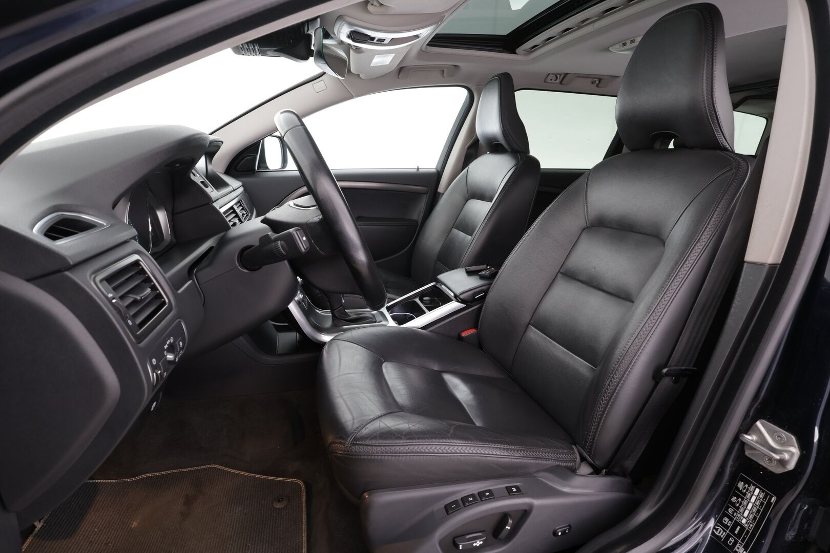 Volvo XC70 2016 D4 AWD Classic Summum aut * ACC / P.tutkat / Navi / Aktiiv.Xenon / Webasto / Koukku / Sähköluukku / KeylessGo / Muistipenkki * - Lasikattoluukku / Kahdet renkaat aluvanteilla