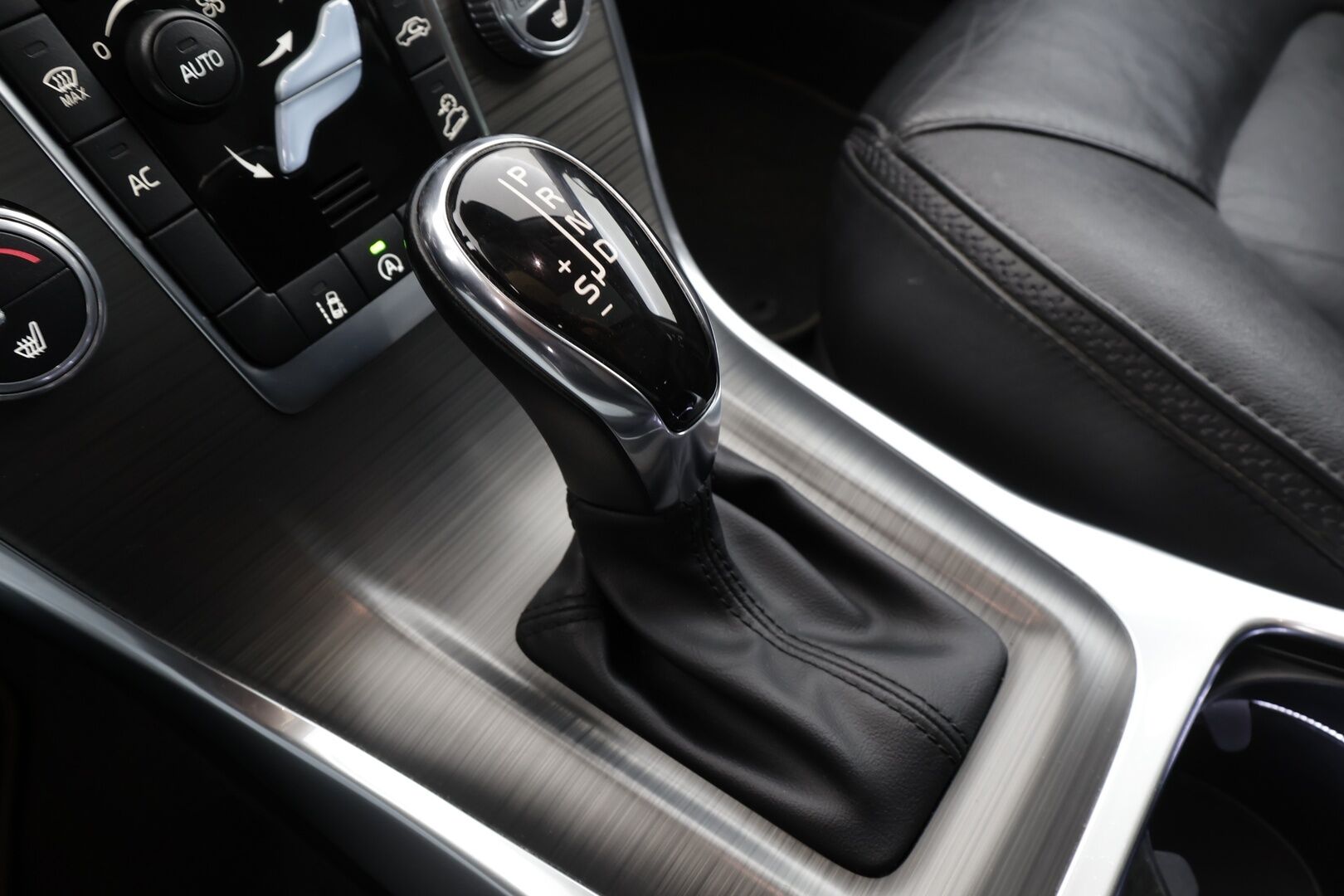 Volvo XC70 2016 D4 AWD Classic Summum aut * ACC / P.tutkat / Navi / Aktiiv.Xenon / Webasto / Koukku / Sähköluukku / KeylessGo / Muistipenkki * - Lasikattoluukku / Kahdet renkaat aluvanteilla