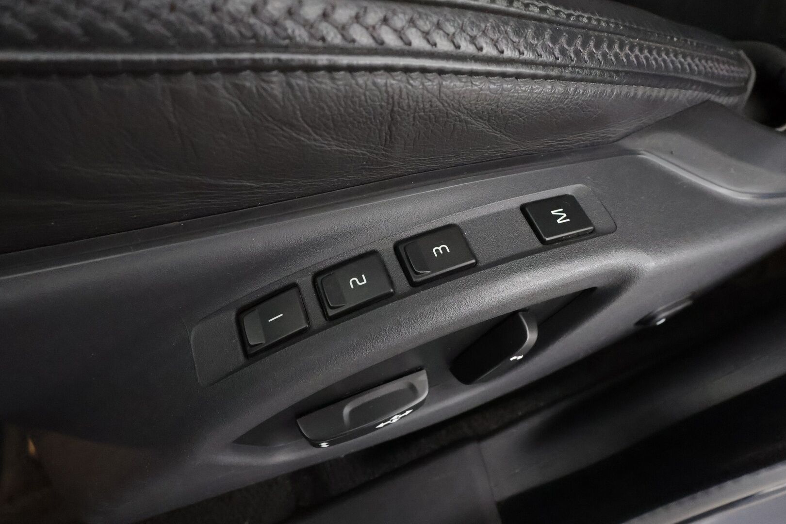 Volvo XC70 2016 D4 AWD Classic Summum aut * ACC / P.tutkat / Navi / Aktiiv.Xenon / Webasto / Koukku / Sähköluukku / KeylessGo / Muistipenkki * - Lasikattoluukku / Kahdet renkaat aluvanteilla