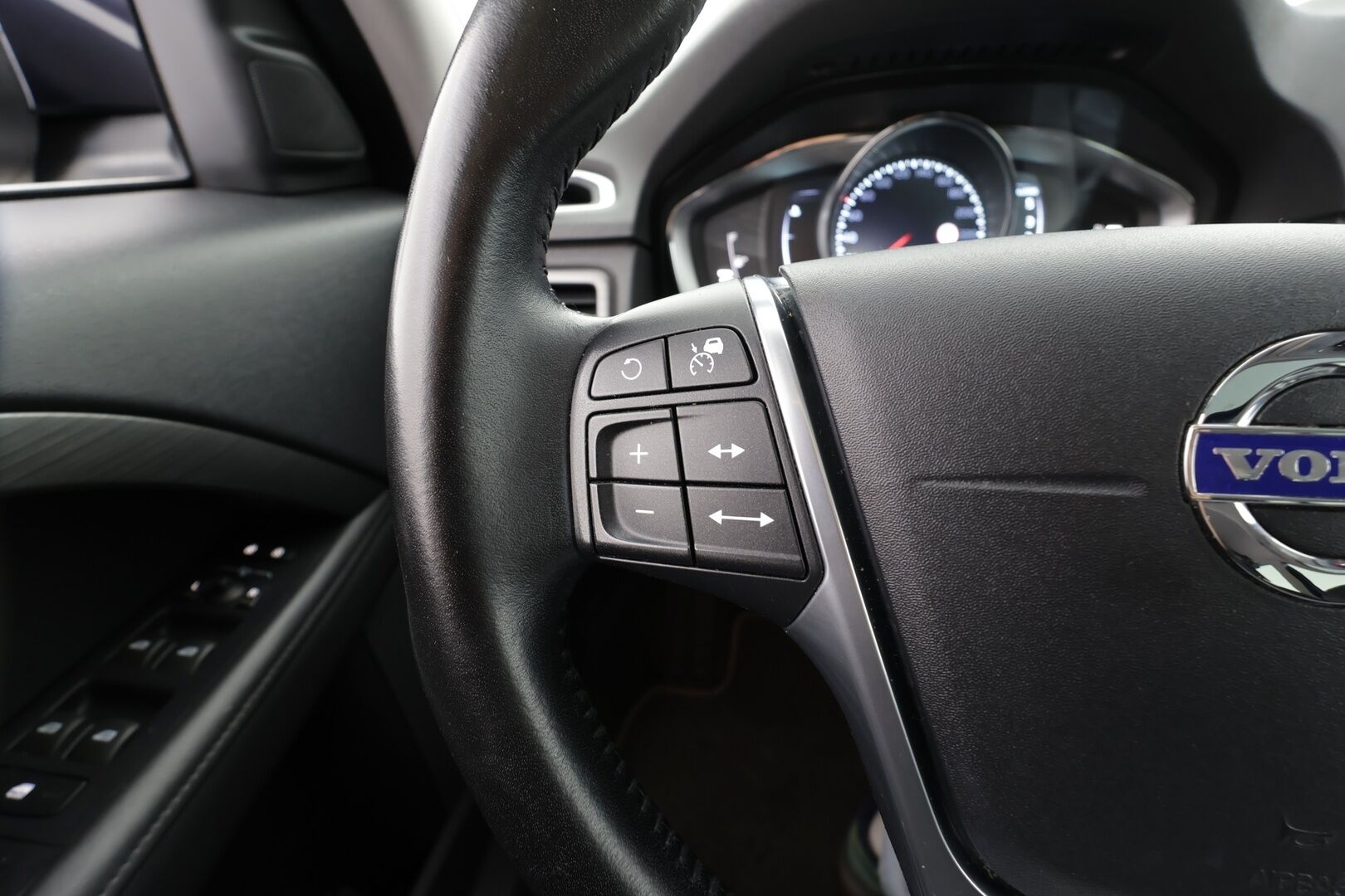 Volvo XC70 2016 D4 AWD Classic Summum aut * ACC / P.tutkat / Navi / Aktiiv.Xenon / Webasto / Koukku / Sähköluukku / KeylessGo / Muistipenkki * - Lasikattoluukku / Kahdet renkaat aluvanteilla