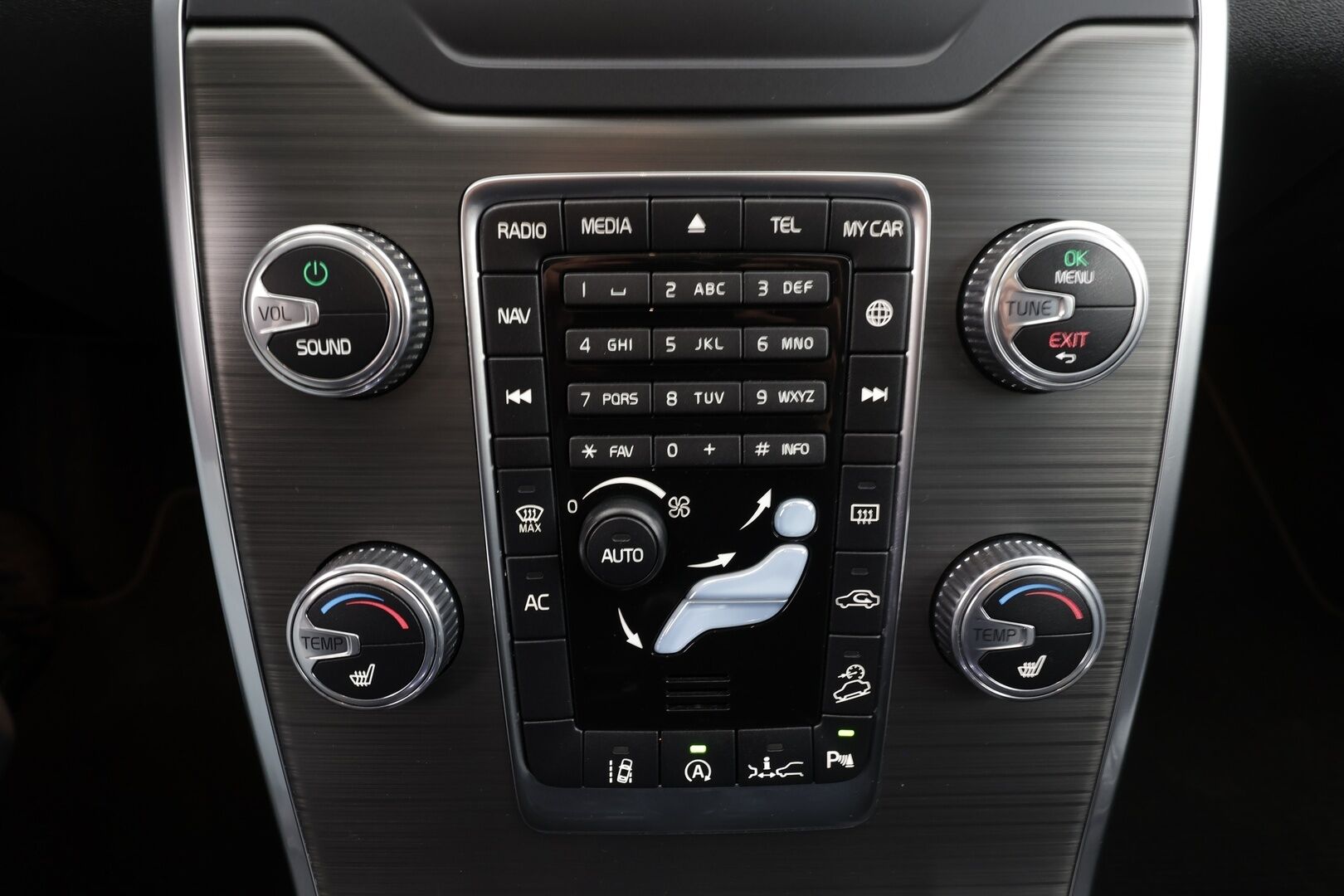 Volvo XC70 2016 D4 AWD Classic Summum aut * ACC / P.tutkat / Navi / Aktiiv.Xenon / Webasto / Koukku / Sähköluukku / KeylessGo / Muistipenkki * - Lasikattoluukku / Kahdet renkaat aluvanteilla