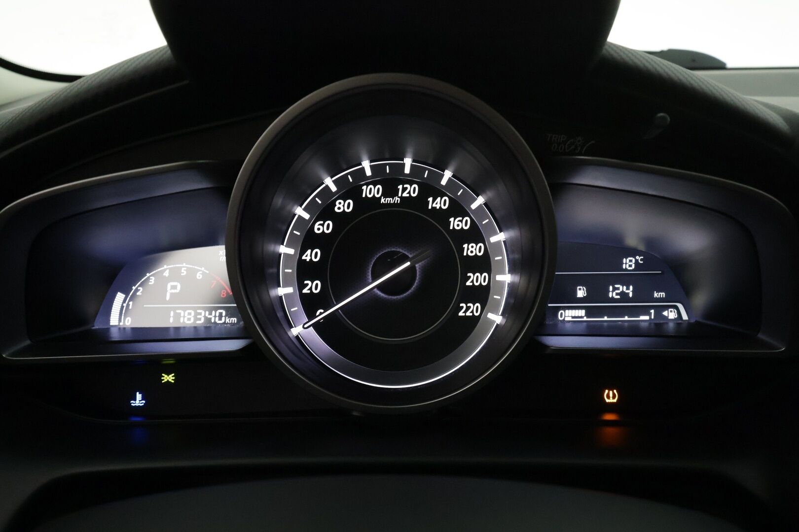 Mazda CX-3 2017 2,0 (150) SKYACTIV-G Premium Plus 6AT AWD * Vakkari / P.tutka / LED / Lohko+Sisä * - Suomi-auto / Kahdet renkaat aluvanteilla