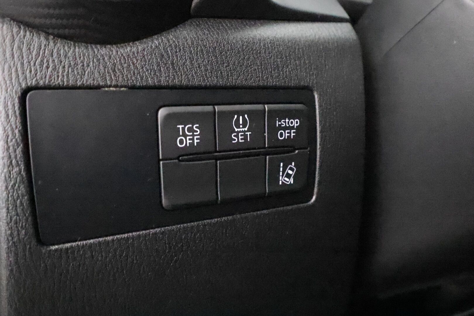 Mazda CX-3 2017 2,0 (150) SKYACTIV-G Premium Plus 6AT AWD * Vakkari / P.tutka / LED / Lohko+Sisä * - Suomi-auto / Kahdet renkaat aluvanteilla