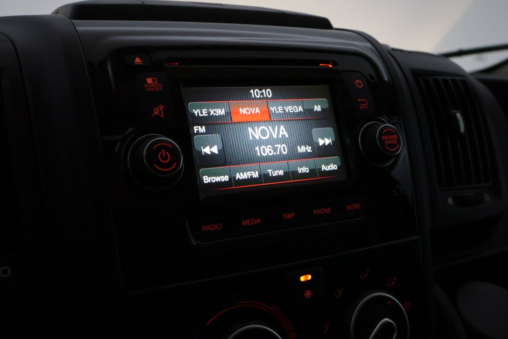 Fiat Ducato 2018 2,3 Multijet 130 10m3 (H1L2) *Webasto / P. Kamera / Karjarauta / Vetokoukku / Ilmastointi* - EI ADBLUE! / Suomi-auto / Juuri katsastettu! / Uudehkot Continental nasta renkaat / Kattava huoltohistoria / Metalliväri