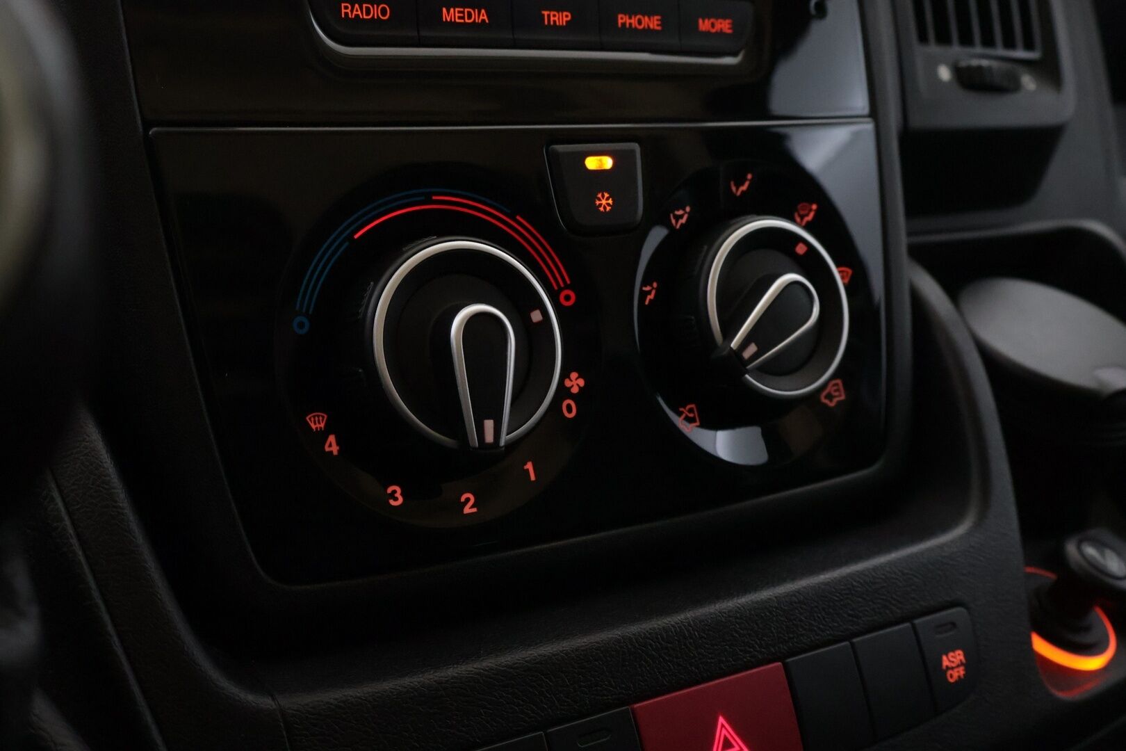 Fiat Ducato 2018 2,3 Multijet 130 10m3 (H1L2) *Webasto / P. Kamera / Karjarauta / Vetokoukku / Ilmastointi* - EI ADBLUE! / Suomi-auto / Juuri katsastettu! / Uudehkot Continental nasta renkaat / Kattava huoltohistoria / Metalliväri