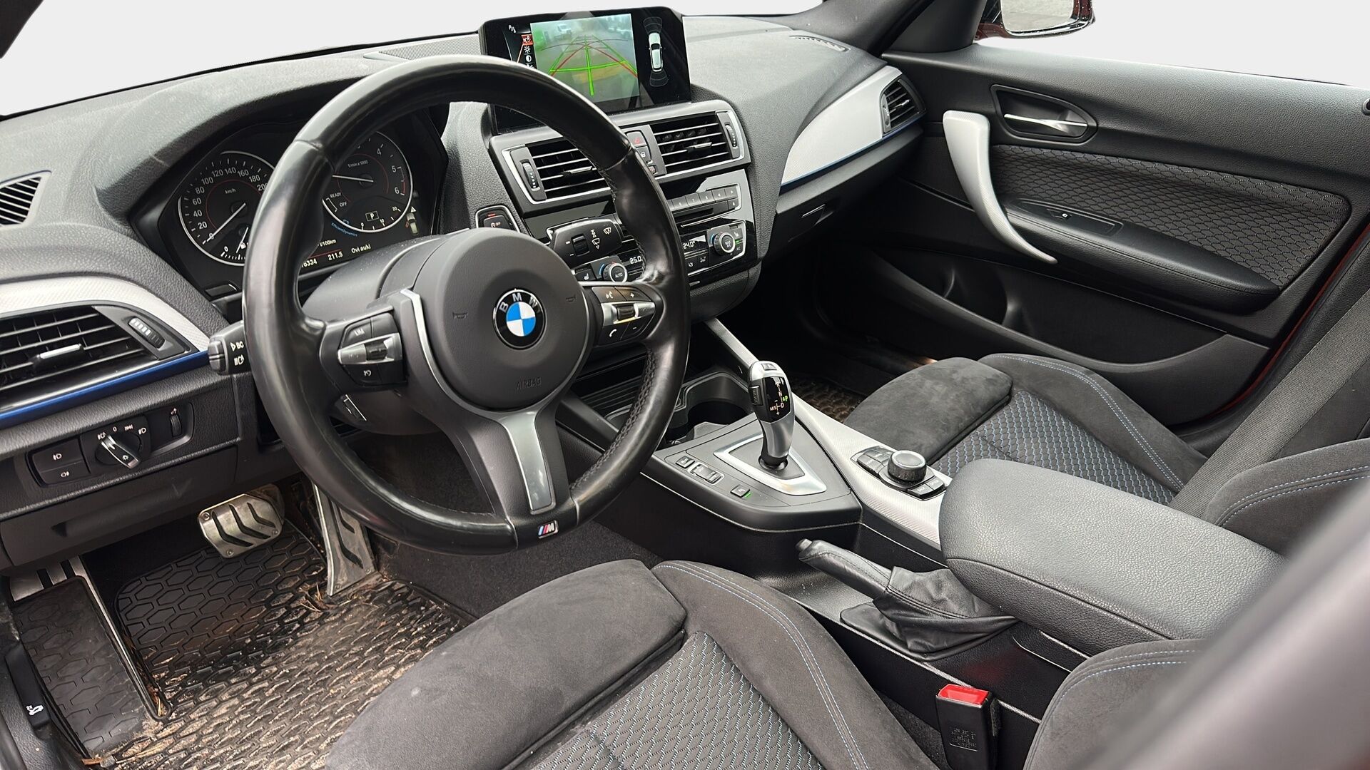 BMW 118 2017 d F20 Hatchback Business M Sport / Webasto / Adapt. LED / P-Kamera / KeyLessGo / Apple&Android - Kahdet hyvät renkaat BMW:n aluvanteilla! Juuri katsastettu!