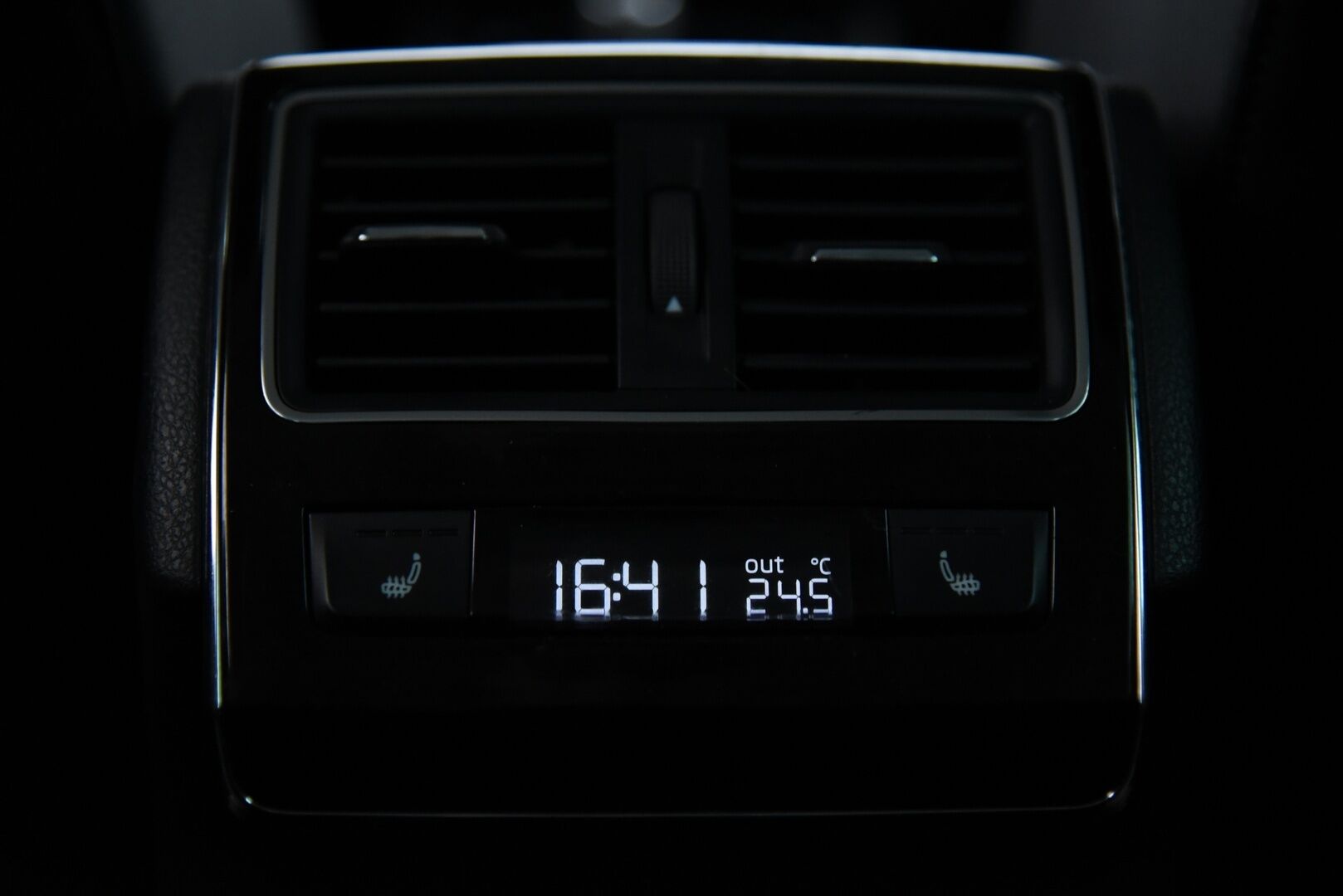 Skoda Superb 2016 Combi 2,0 TDI 150 Style DSG Autom. - Style-varusteet / Canton / Adapt. Vakkari / Koukku / Webasto /  Puolinahkasisusta 