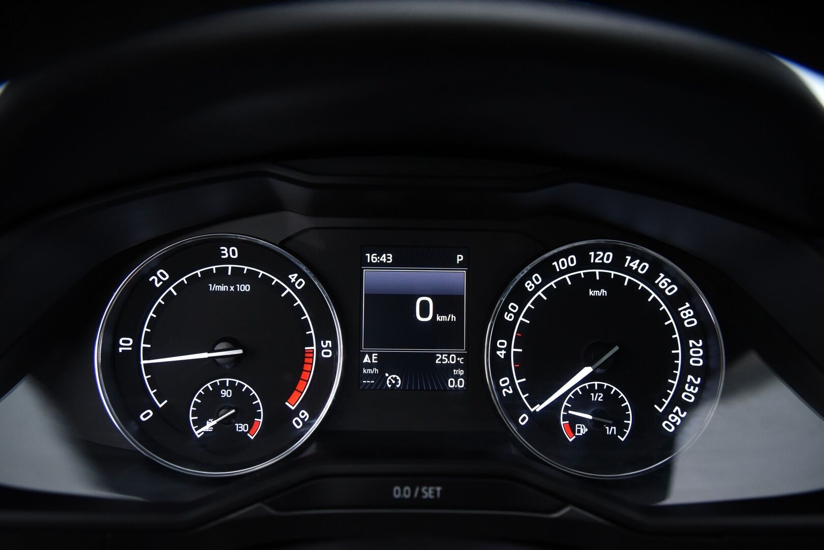 Skoda Superb 2016 Combi 2,0 TDI 150 Style DSG Autom. - Style-varusteet / Canton / Adapt. Vakkari / Koukku / Webasto /  Puolinahkasisusta 