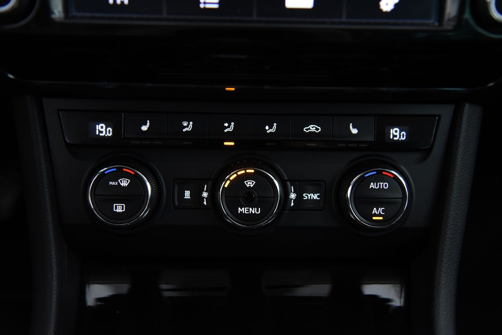 Skoda Superb 2016 Combi 2,0 TDI 150 Style DSG Autom. - Style-varusteet / Canton / Adapt. Vakkari / Koukku / Webasto /  Puolinahkasisusta 