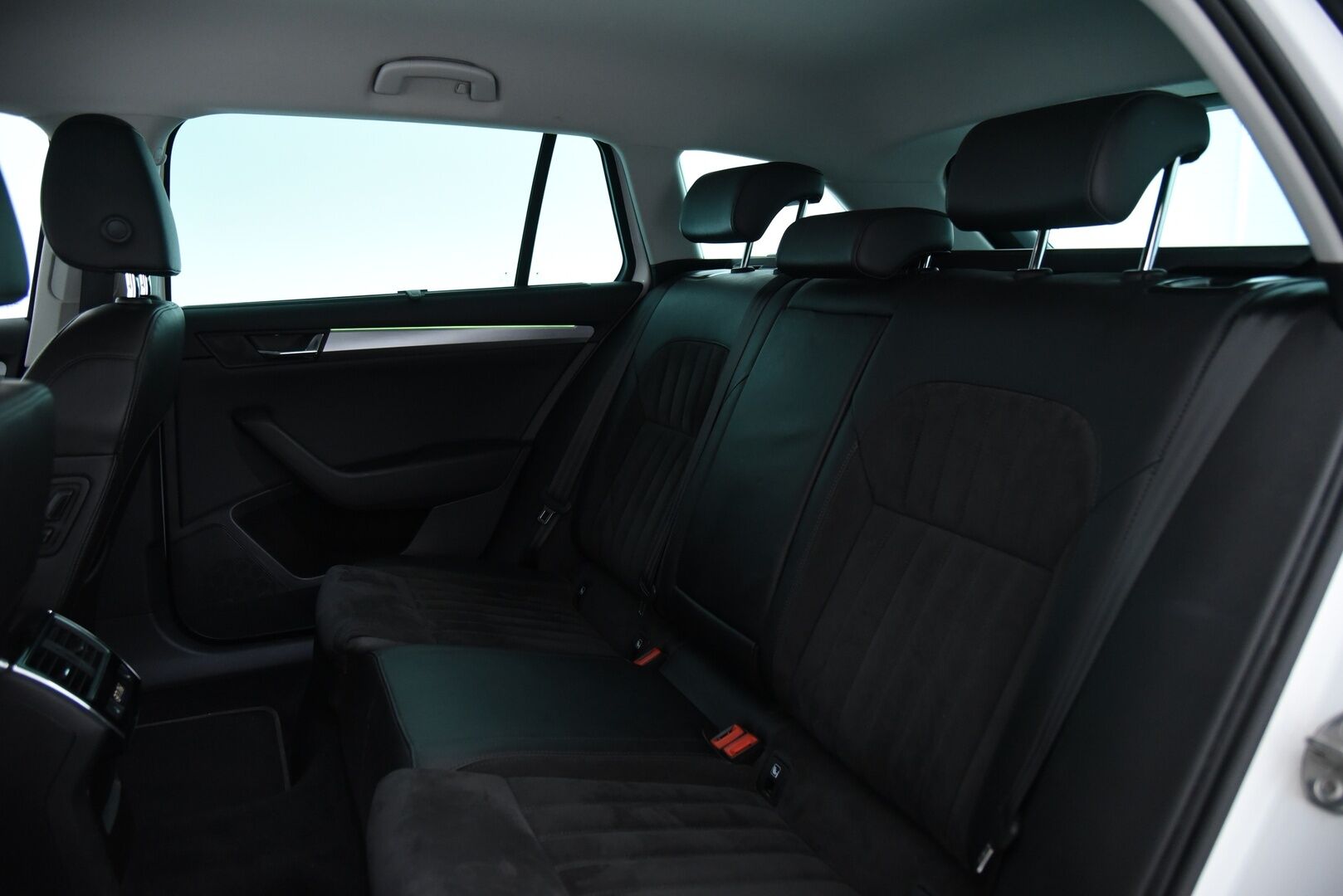 Skoda Superb 2017 Combi 2,0 TDI 150 Style DSG Autom. / ACC / Webasto / Koukku / Canton äänentoisto / - Suomi-auto / P-tutkat / Sähk. takaluukku / Xenon 
