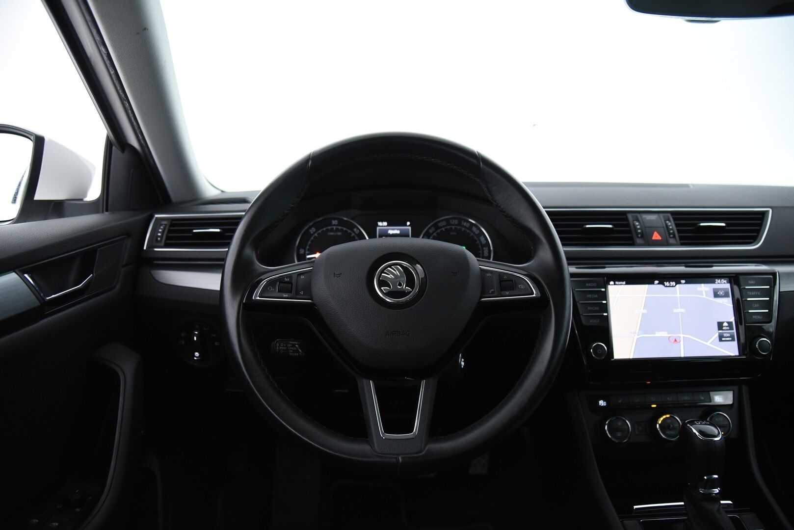 Skoda Superb 2016 Combi 2,0 TDI 150 Style DSG Autom. - Style-varusteet / Canton / Adapt. Vakkari / Koukku / Webasto /  Puolinahkasisusta 