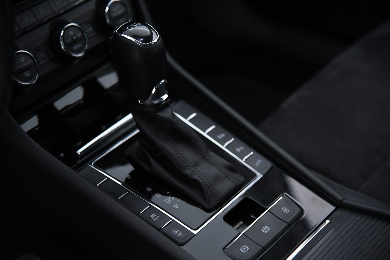Skoda Superb 2016 Combi 2,0 TDI 150 Style DSG Autom. - Style-varusteet / Canton / Adapt. Vakkari / Koukku / Webasto /  Puolinahkasisusta 