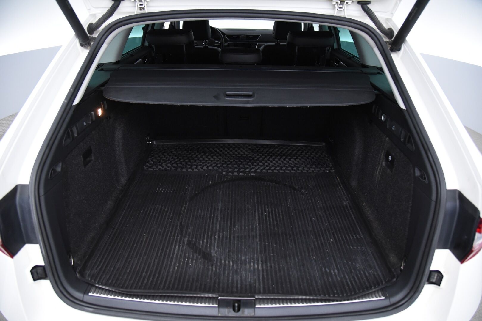 Skoda Superb 2016 Combi 2,0 TDI 150 Style DSG Autom. - Style-varusteet / Canton / Adapt. Vakkari / Koukku / Webasto /  Puolinahkasisusta 