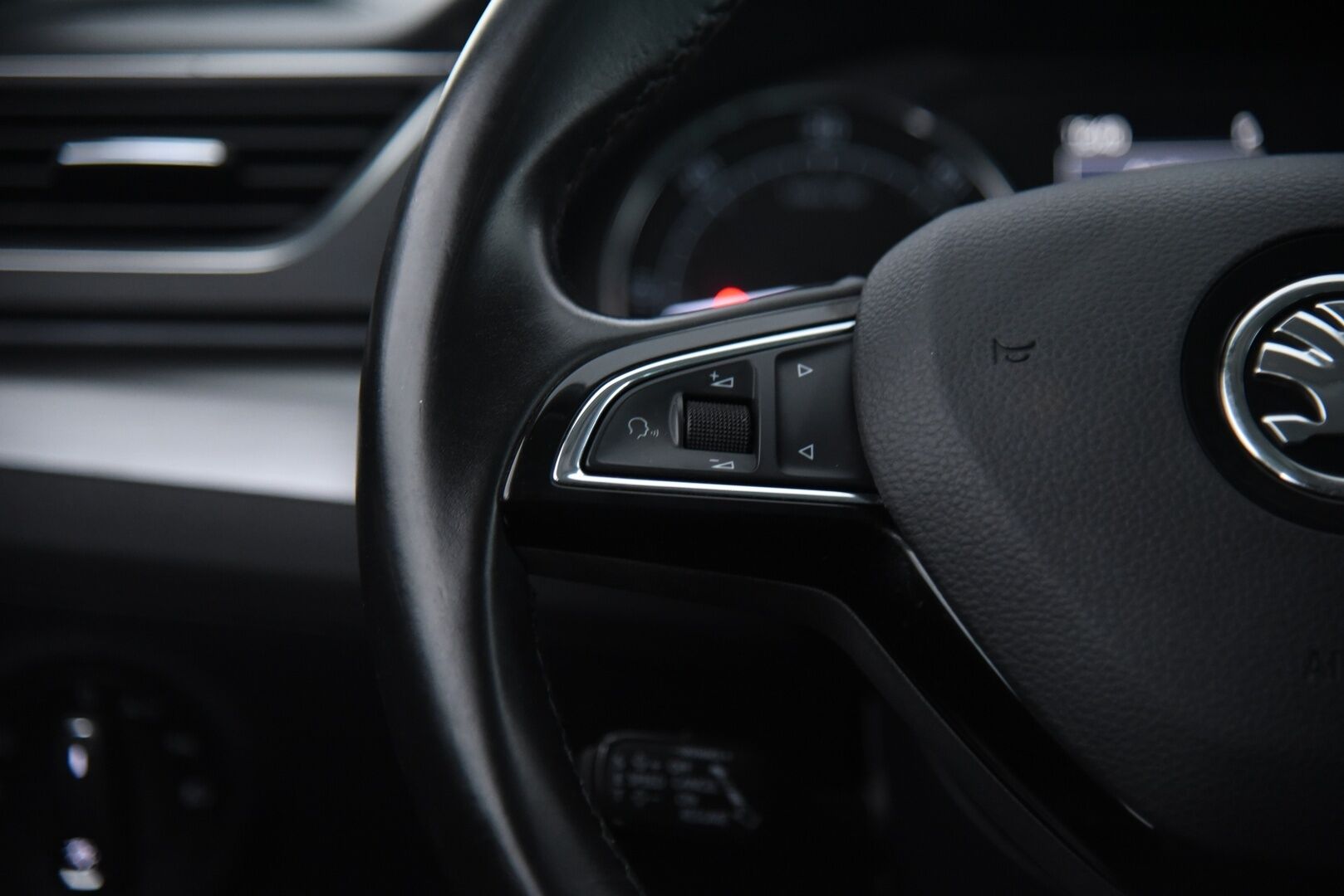 Skoda Superb 2016 Combi 2,0 TDI 150 Style DSG Autom. - Style-varusteet / Canton / Adapt. Vakkari / Koukku / Webasto /  Puolinahkasisusta 