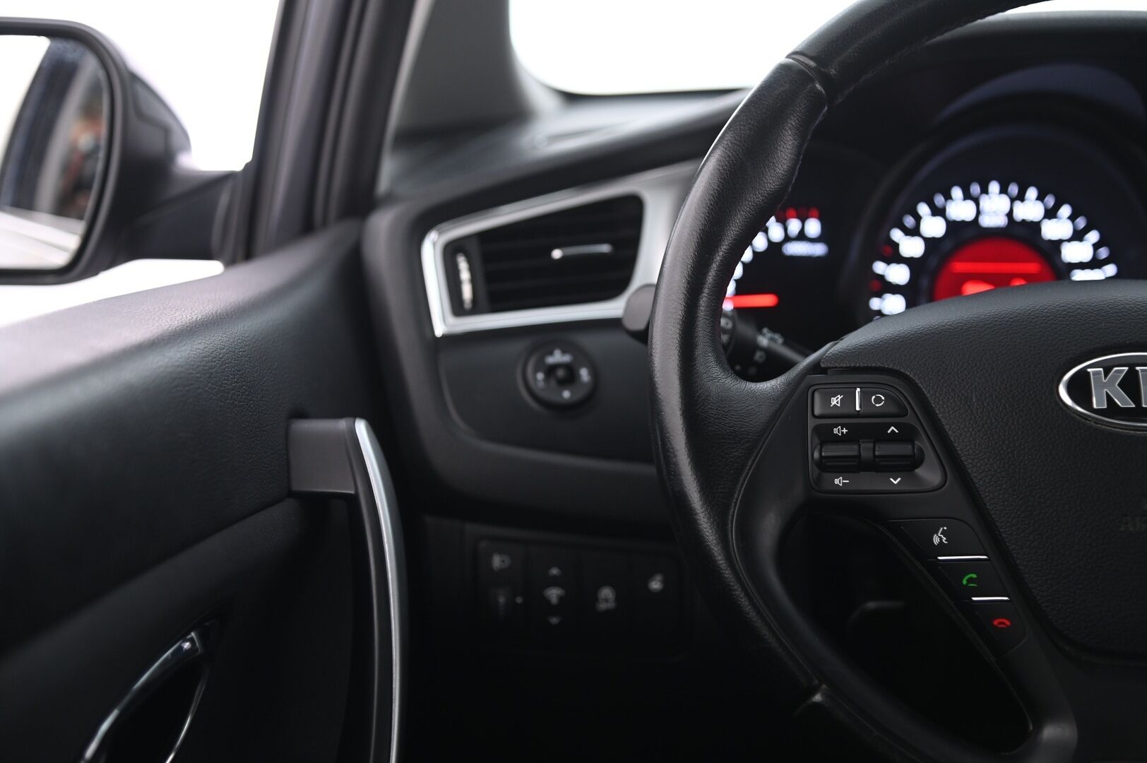 Kia cee'd 2017 1,0 ISG 100hv LX 5D EcoDynamics - Vetokoukku | Vakkari | Lohko | BT | Suomi-auto | 2x renkaat&vanteet