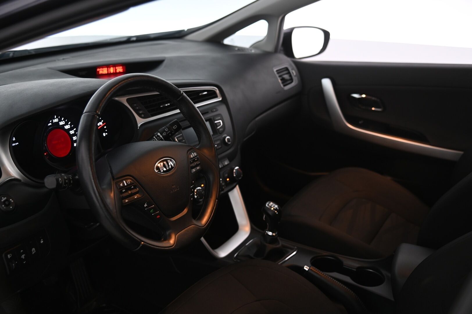 Kia cee'd 2017 1,0 ISG 100hv LX 5D EcoDynamics - Vetokoukku | Vakkari | Lohko | BT | Suomi-auto | 2x renkaat&vanteet