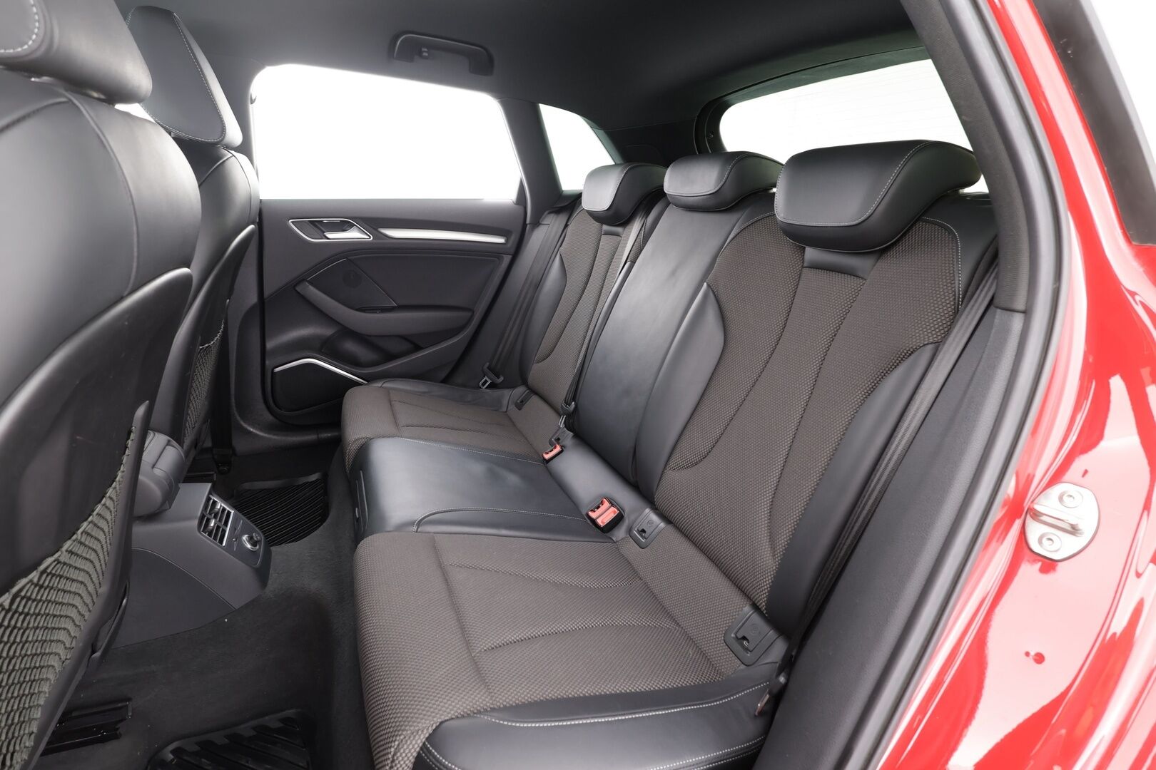 Audi A3 2017 Sportback Business Sport 2,0 TFSI 140 kW quattro S tronic - | ACC | Webasto | B&O | S-line sisä | Puolinahat | Sporttipenkit | LED | Apple & Android | Tehtaan sport alusta | Drive Select | 1-om suomiauto | 