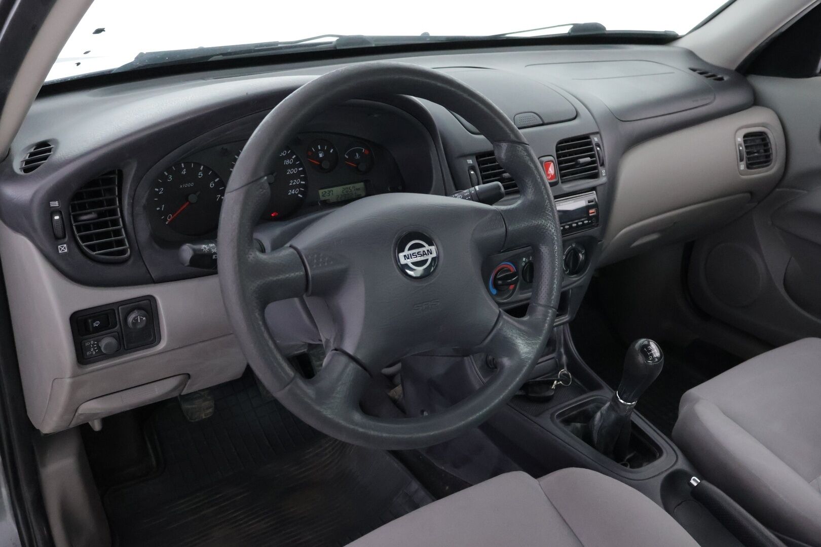 Nissan Almera 2002 - YritysOutlet - Myydään vain yrityksille - – Tämä auto myydään YritysOutlet -valikoimasta vain yritykselle