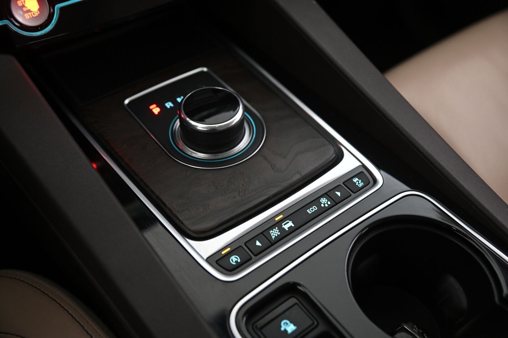 Jaguar F-PACE 2017 20d AWD Aut Prestige *Meridian / Panorama / Koukku / Webasto / P*kamera* - *Juuri saapunut! / 2x renkaat vanteineen* - HULLUT AVAJAISHULINAT KORKOTARJOUS 3,29 %