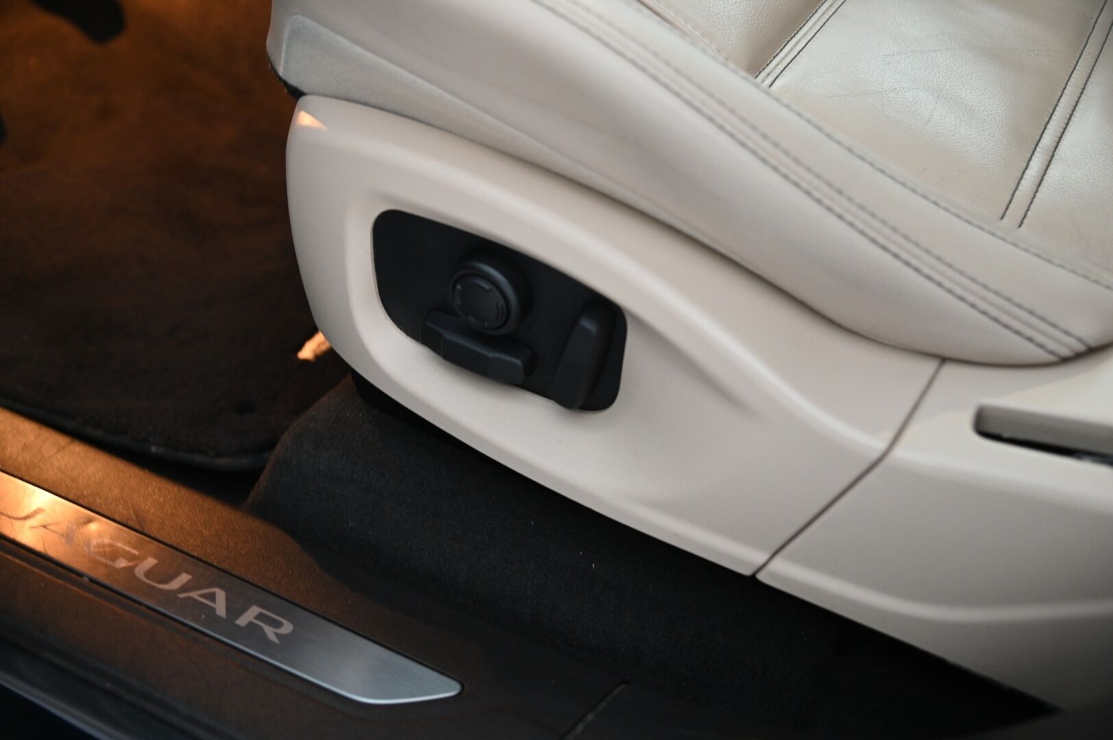 Jaguar F-PACE 2017 20d AWD Aut Prestige *Meridian / Panorama / Koukku / Webasto / P*kamera* - *Juuri saapunut! / 2x renkaat vanteineen* - HULLUT AVAJAISHULINAT KORKOTARJOUS 3,29 %