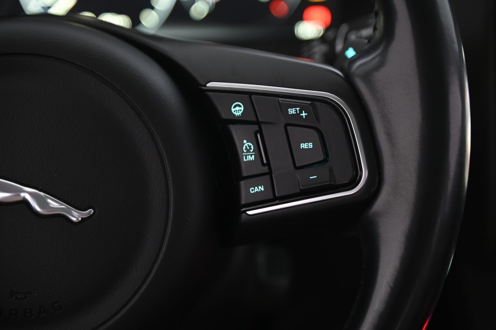 Jaguar F-PACE 2017 20d AWD Aut Prestige *Meridian / Panorama / Koukku / Webasto / P*kamera* - *Juuri saapunut! / 2x renkaat vanteineen* - HULLUT AVAJAISHULINAT KORKOTARJOUS 3,29 %