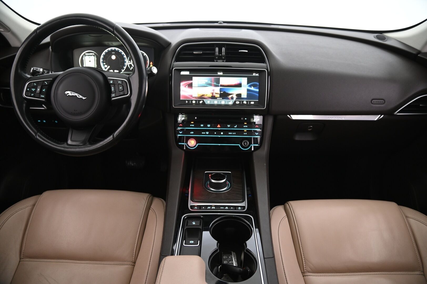 Jaguar F-PACE 2017 20d AWD Aut Prestige *Meridian / Panorama / Koukku / Webasto / P*kamera* - *Juuri saapunut! / 2x renkaat vanteineen* - HULLUT AVAJAISHULINAT KORKOTARJOUS 3,29 %