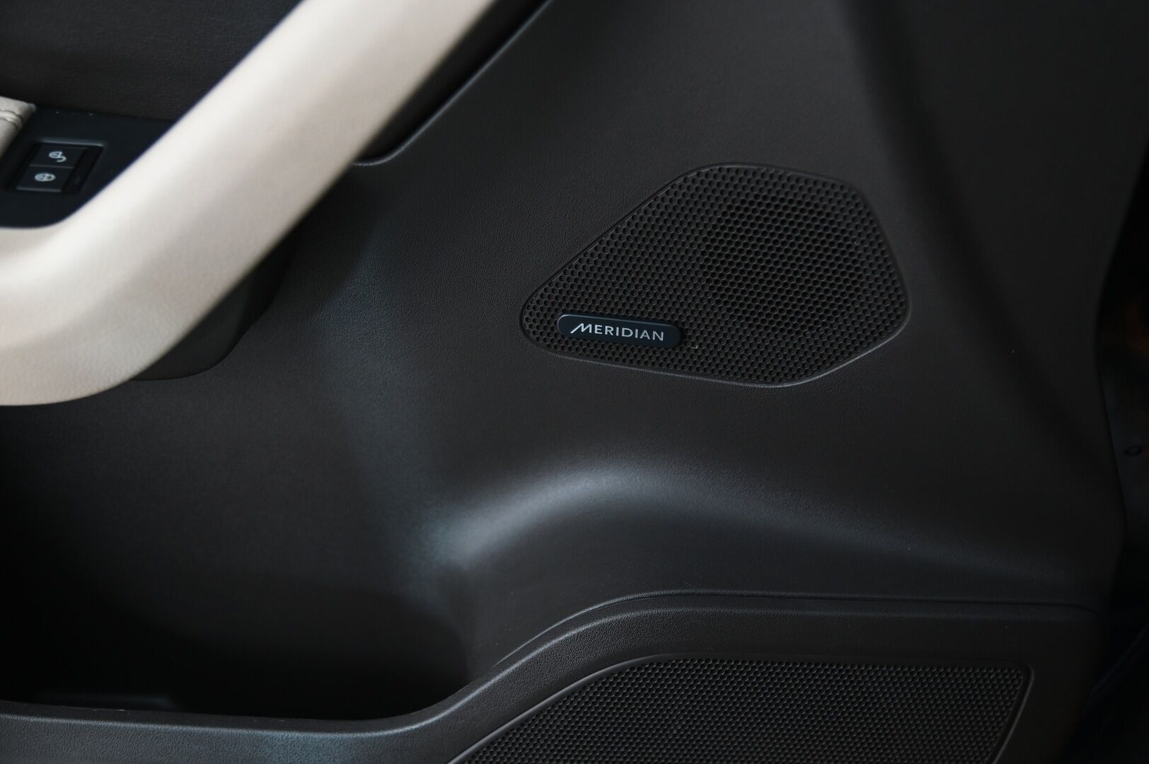 Jaguar F-PACE 2017 20d AWD Aut Prestige *Meridian / Panorama / Koukku / Webasto / P*kamera* - *Juuri saapunut! / 2x renkaat vanteineen* - HULLUT AVAJAISHULINAT KORKOTARJOUS 3,29 %