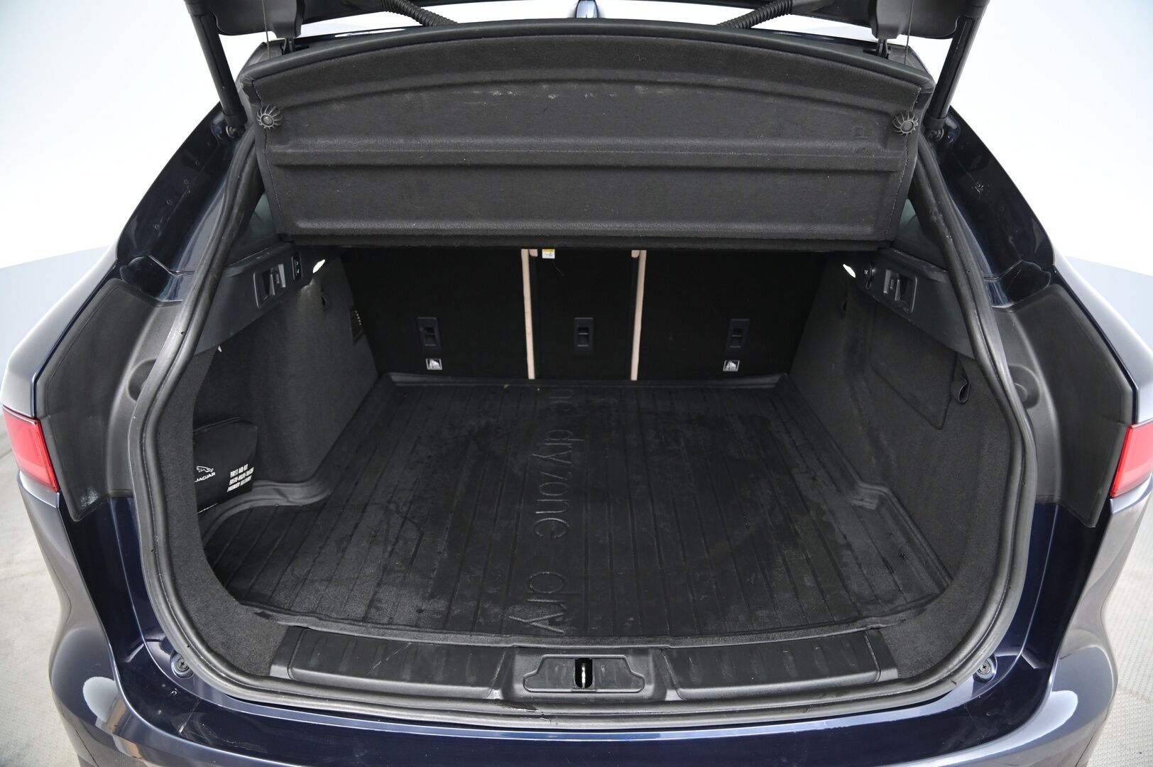 Jaguar F-PACE 2017 20d AWD Aut Prestige - Webasto | Koukku | ACC | Kaistavahti | Lämmitettävä Tuulilasi | 2x renkaat&alumiinivanteet