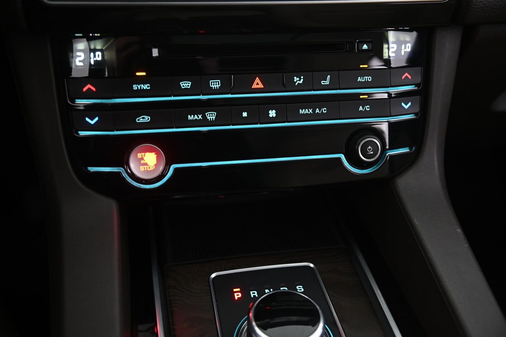 Jaguar F-PACE 2017 20d AWD Aut Prestige - Webasto | Koukku | ACC | Kaistavahti | Lämmitettävä Tuulilasi | 2x renkaat&alumiinivanteet