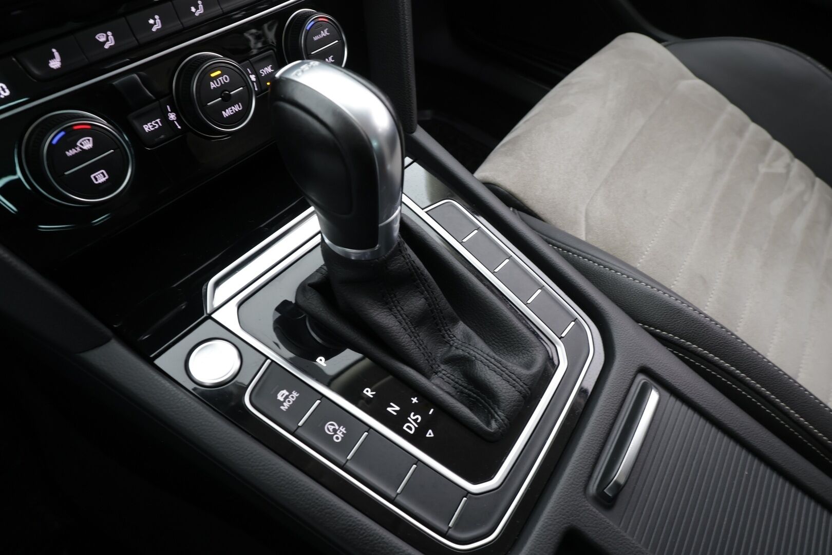 Volkswagen Passat 2017 Variant Highline 1,4 TSI 110 kW ACT DSG * ACC / P.kamera / Webasto / Adapt.LED / Koukku / Navi * - Suomi-auto / Kahdet renkaat aluvanteilla / Juuri katsastettu