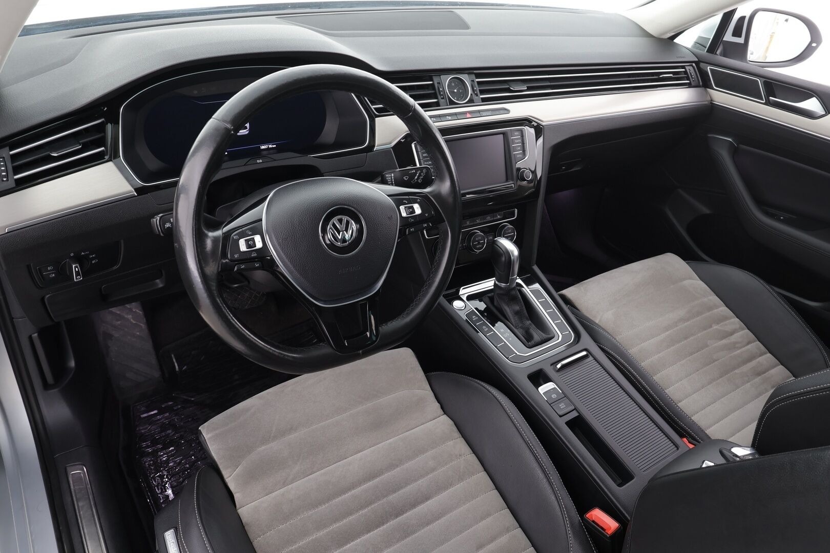 Volkswagen Passat 2017 Variant Highline 1,4 TSI 110 kW ACT DSG * ACC / P.kamera / Webasto / Adapt.LED / Koukku / Navi * - Suomi-auto / Kahdet renkaat aluvanteilla / Juuri katsastettu