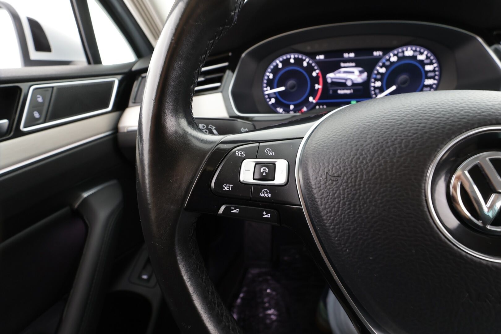 Volkswagen Passat 2017 Variant Highline 1,4 TSI 110 kW ACT DSG * ACC / P.kamera / Webasto / Adapt.LED / Koukku / Navi * - Suomi-auto / Kahdet renkaat aluvanteilla / Juuri katsastettu