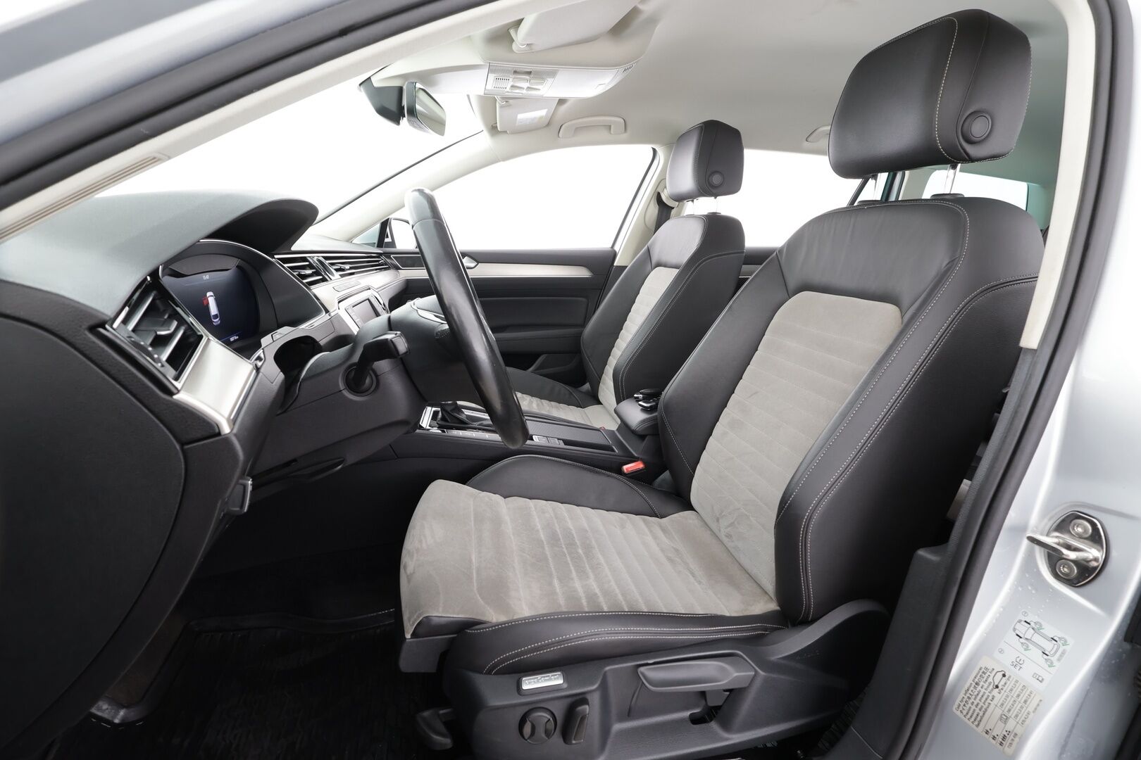 Volkswagen Passat 2017 Variant Highline 1,4 TSI 110 kW ACT DSG * ACC / P.kamera / Webasto / Adapt.LED / Koukku / Navi * - Suomi-auto / Kahdet renkaat aluvanteilla / Juuri katsastettu