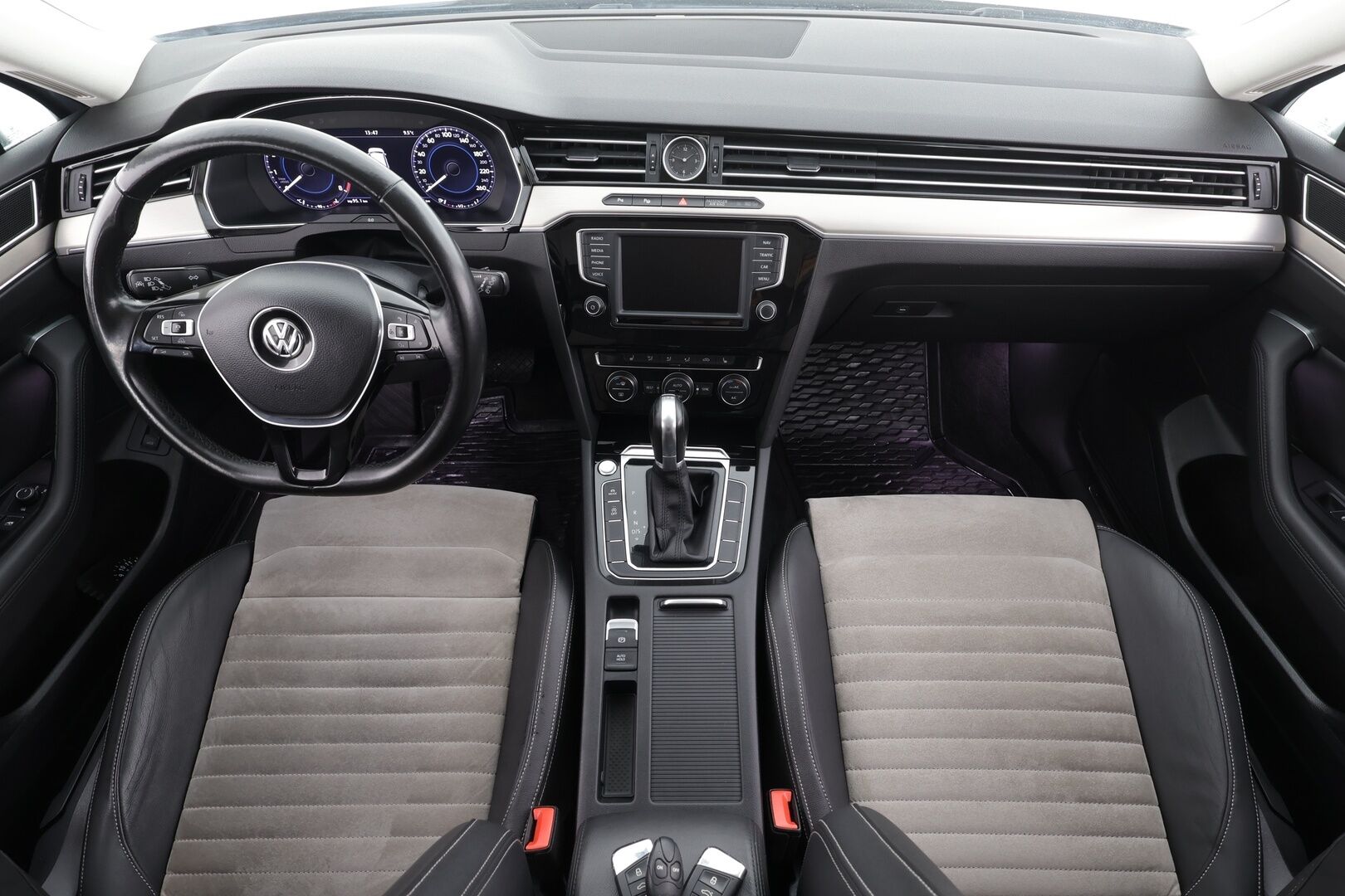 Volkswagen Passat 2017 Variant Highline 1,4 TSI 110 kW ACT DSG * ACC / P.kamera / Webasto / Adapt.LED / Koukku / Navi * - Suomi-auto / Kahdet renkaat aluvanteilla / Juuri katsastettu