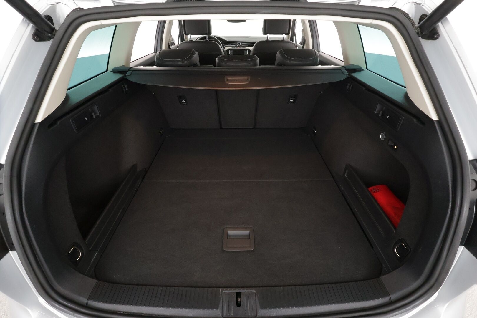 Volkswagen Passat 2017 Variant Highline 1,4 TSI 110 kW ACT DSG * ACC / P.kamera / Webasto / Adapt.LED / Koukku / Navi * - Suomi-auto / Kahdet renkaat aluvanteilla / Juuri katsastettu