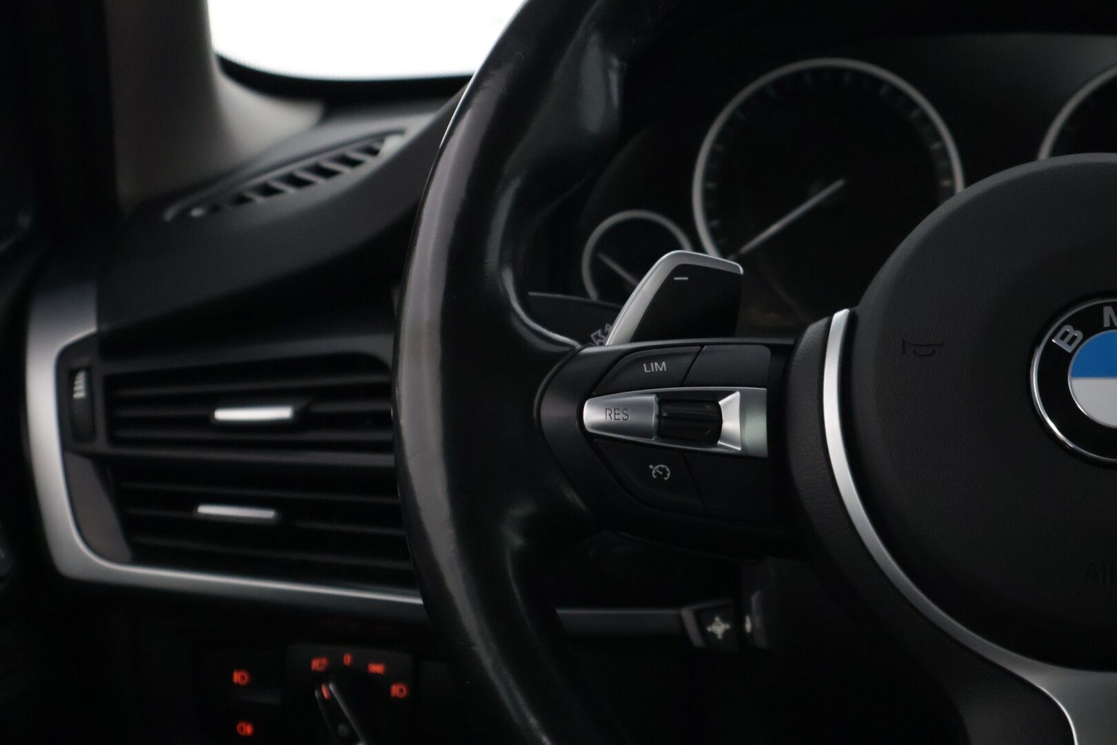 BMW X5 2016 F15 xDrive40e A * YritysOutlet - Myydään vain yrityksille / Comfort penkit / Sähköratti / Ratinlämmitin / Adapt.valot / Koukku - * Tämä auto myydään YritysOutlet -valikoimasta vain yritykselle / Akun kunto SoH 89,9% / Särmät huollot / Kovat varusteet *