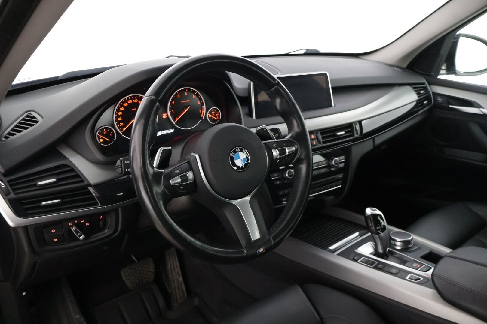 BMW X5 2016 F15 xDrive40e A * YritysOutlet - Myydään vain yrityksille / Comfort penkit / Sähköratti / Ratinlämmitin / Adapt.valot / Koukku - * Tämä auto myydään YritysOutlet -valikoimasta vain yritykselle / Akun kunto SoH 89,9% / Särmät huollot / Kovat varusteet *