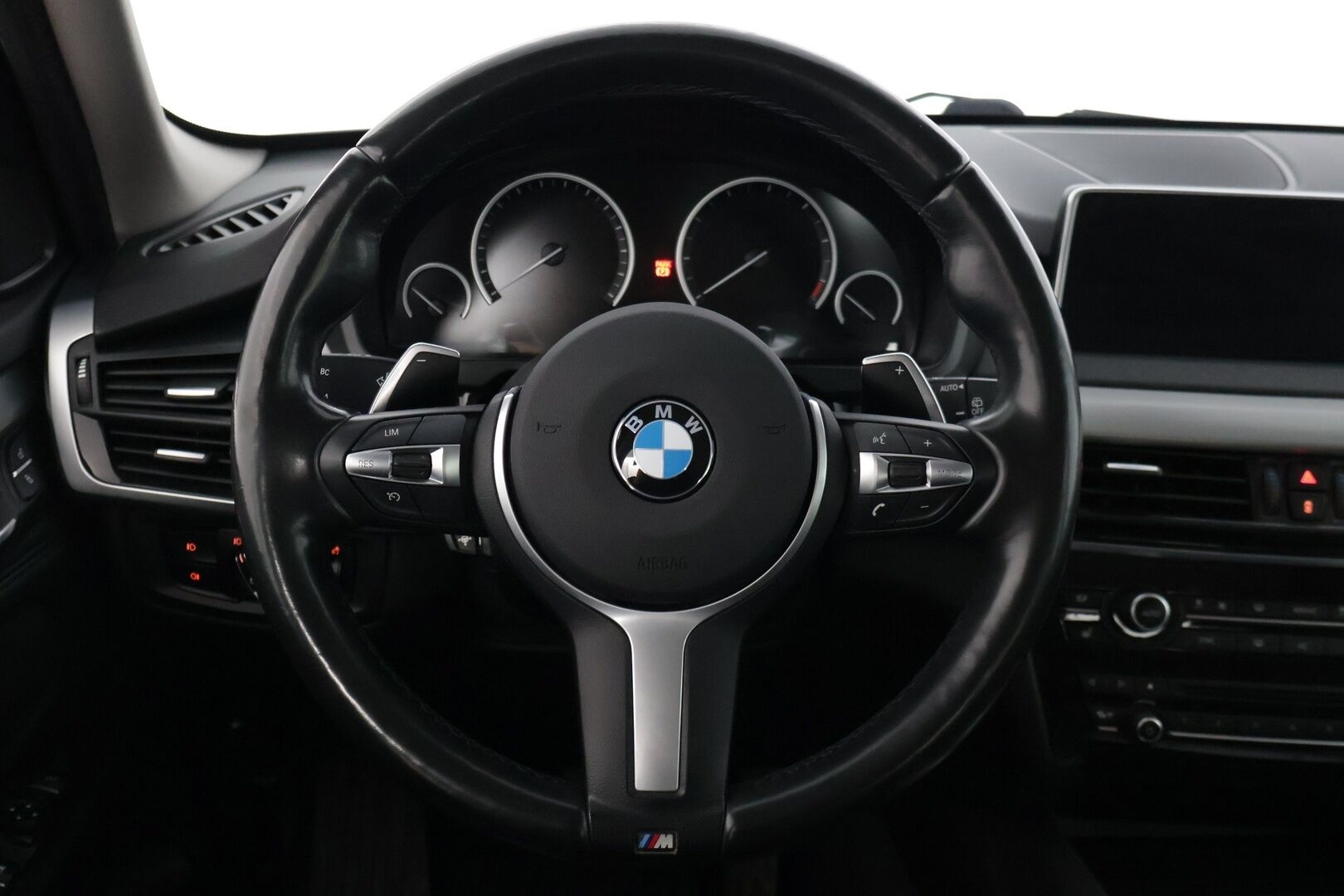 BMW X5 2016 F15 xDrive40e A * YritysOutlet - Myydään vain yrityksille / Comfort penkit / Sähköratti / Ratinlämmitin / Adapt.valot / Koukku - * Tämä auto myydään YritysOutlet -valikoimasta vain yritykselle / Akun kunto SoH 89,9% / Särmät huollot / Kovat varusteet *