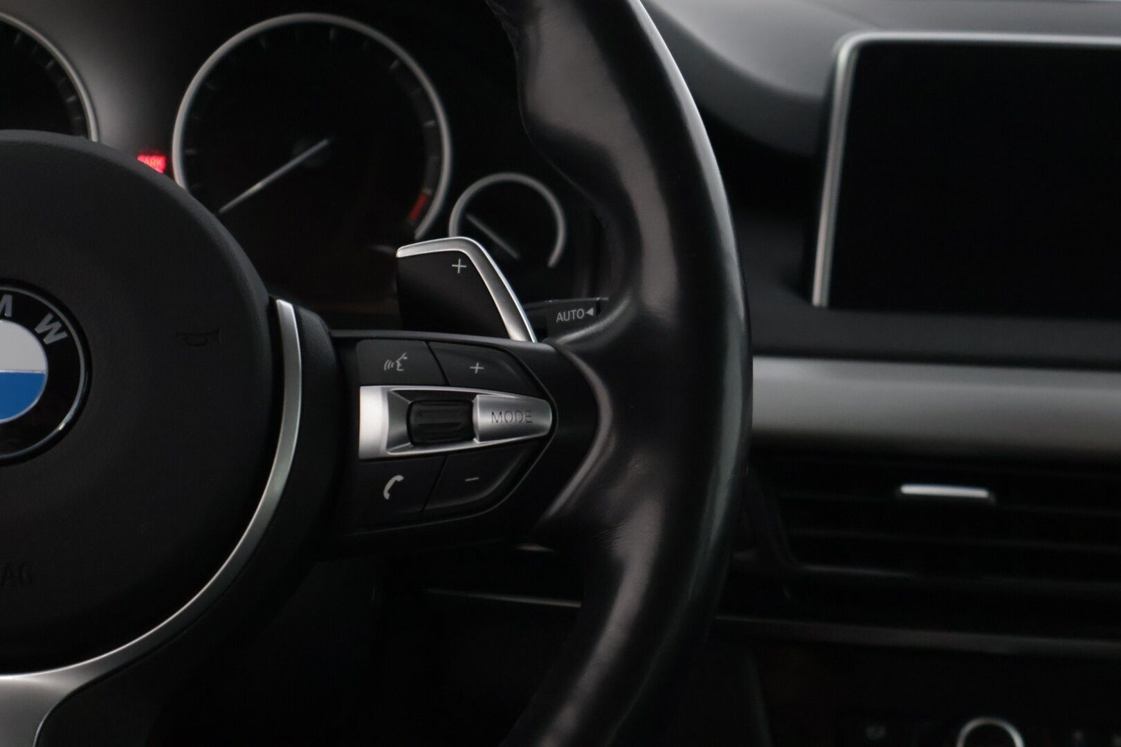 BMW X5 2016 F15 xDrive40e A * YritysOutlet - Myydään vain yrityksille / Comfort penkit / Sähköratti / Ratinlämmitin / Adapt.valot / Koukku - * Tämä auto myydään YritysOutlet -valikoimasta vain yritykselle / Akun kunto SoH 89,9% / Särmät huollot / Kovat varusteet *