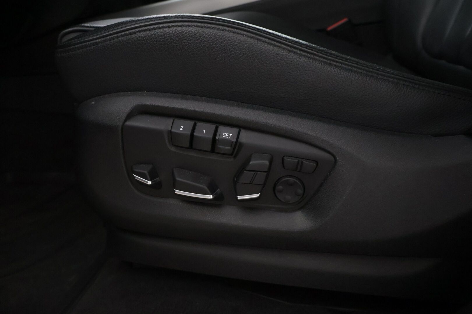 BMW X5 2016 F15 xDrive40e A * YritysOutlet - Myydään vain yrityksille / Comfort penkit / Sähköratti / Ratinlämmitin / Adapt.valot / Koukku - * Tämä auto myydään YritysOutlet -valikoimasta vain yritykselle / Akun kunto SoH 89,9% / Särmät huollot / Kovat varusteet *