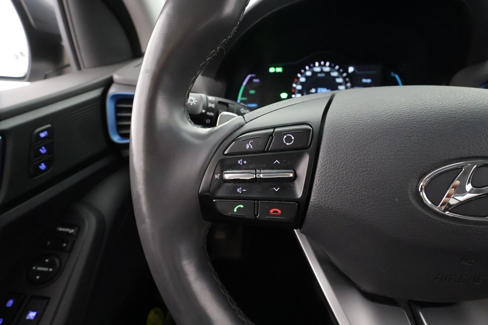 Hyundai IONIQ plug-in 2019 DCT Style WLTP * ACC / P.kamera / Muistipenkki / Infinity / Navi / Lohko / Keyless / Digimittaristo * - 1.Om Suomi-auto / Kahdet renkaat aluvanteilla / Merkkihuollettu