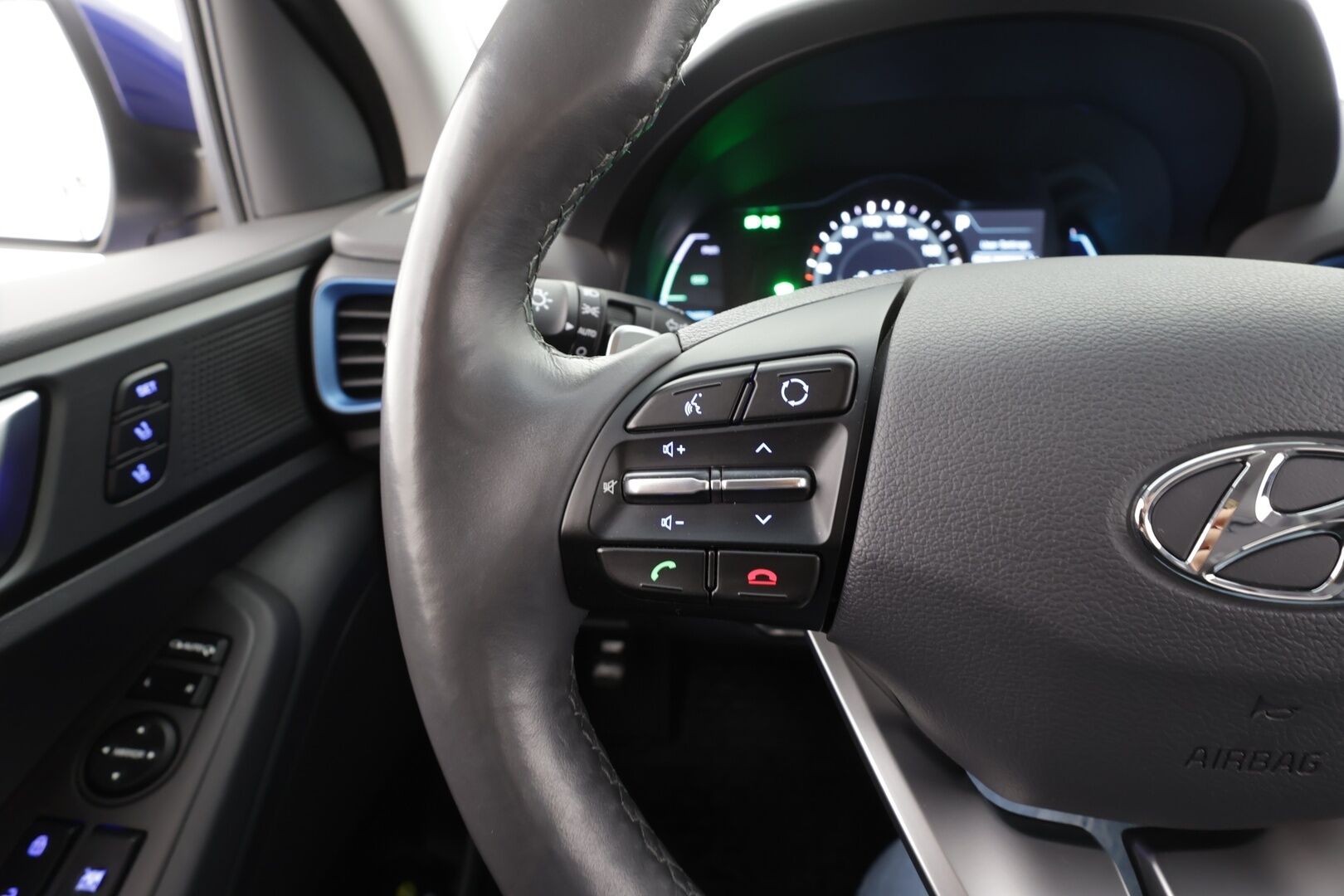 Hyundai IONIQ plug-in 2019 DCT Style WLTP * ACC / Kaistavahti / Muistipenkki / P.Kamera / Infinity / Navi / LED / Keyless / Ratinlämmitin * - Suomi-auto / Kahdet renkaat aluvanteilla / Merkkihuollettu