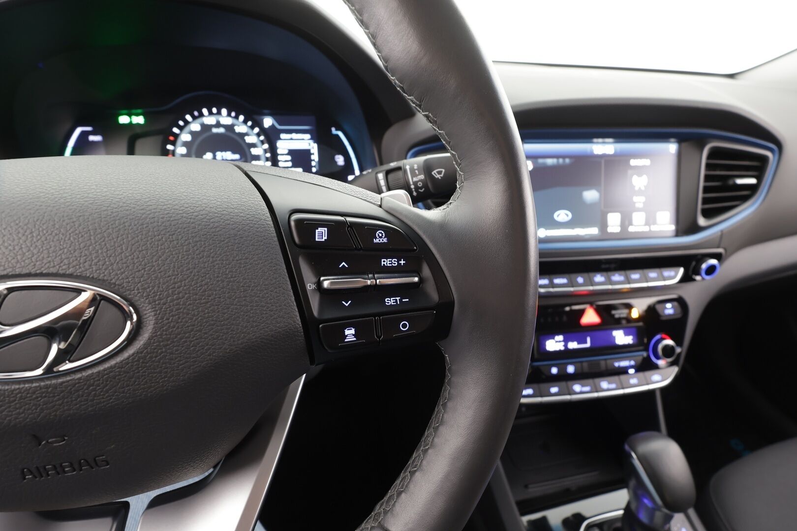 Hyundai IONIQ plug-in 2019 DCT Style WLTP * ACC / Kaistavahti / Muistipenkki / P.Kamera / Infinity / Navi / LED / Keyless / Ratinlämmitin * - Suomi-auto / Kahdet renkaat aluvanteilla / Merkkihuollettu