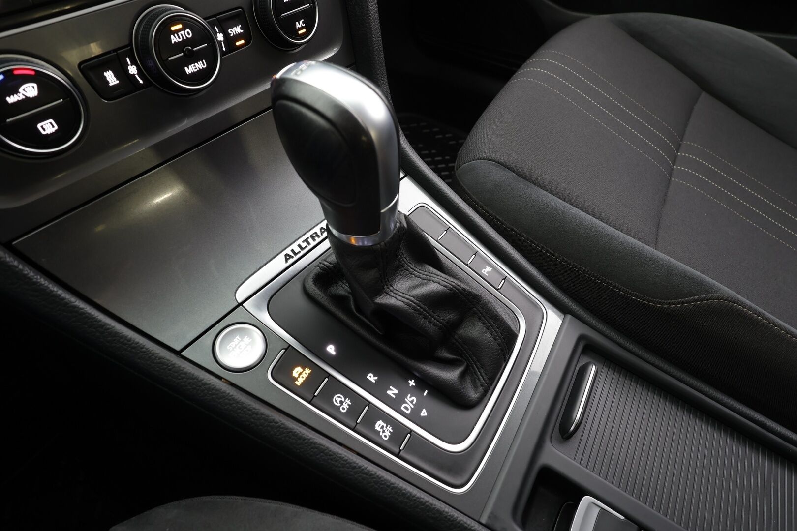 Volkswagen Golf 2017 Variant Alltrack 1,8 TSI 132 kW 4MOTION DSGWinter Edition * Webasto / Koukku / Xenon /  P.Kamera / Keyless * - Suomi-auto / Merkkihuollettu / Kahdet renkaat - HULLUT JOULUT KORKOTARJOUS 2,49% 