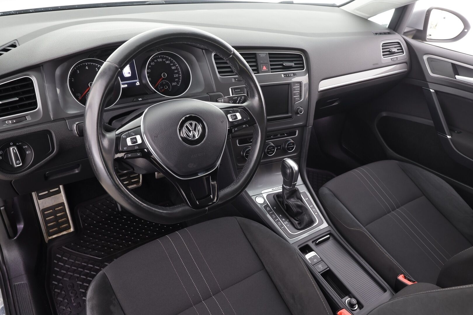 Volkswagen Golf 2017 Variant Alltrack 1,8 TSI 132 kW 4MOTION DSGWinter Edition * Webasto / Koukku / Xenon /  P.Kamera / Keyless * - Suomi-auto / Merkkihuollettu / Kahdet renkaat - HULLUT JOULUT KORKOTARJOUS 2,49% 